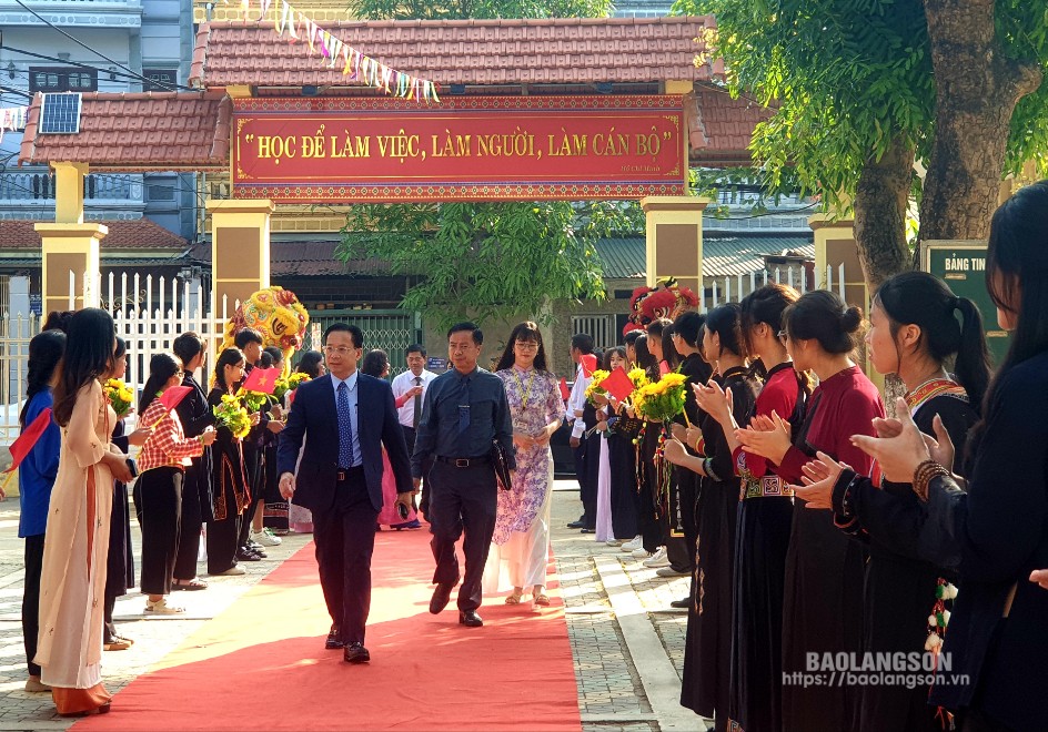 Học sinh Trường THPT Dân tộc nội trú tỉnh chào đón lãnh đạo tỉnh và đại biểu đến dự khai giảng