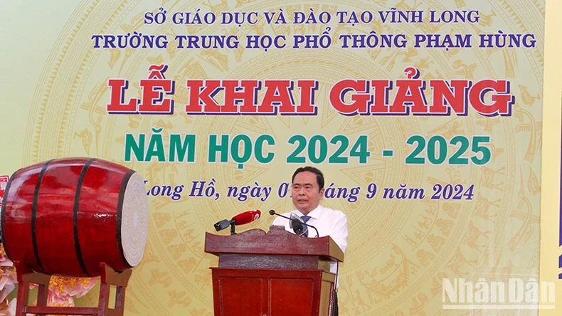 Chủ tịch Quốc hội Trần Thanh Mẫn phát biểu khai giảng năm học mới tại Trường trung học phổ thông Phạm Hùng.