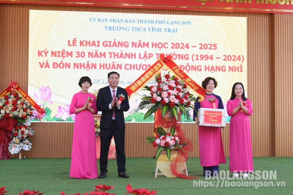 Lãnh đạo UBND thành phố Lạng Sơn tặng hoa và quà cho Trường THCS Vĩnh Trại