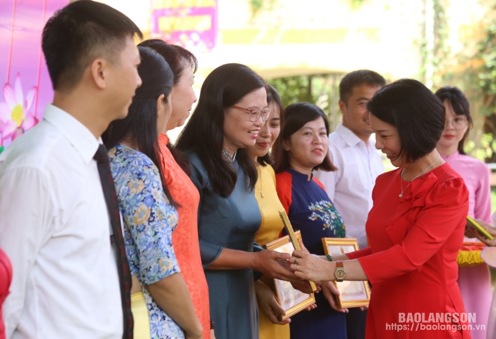 Lãnh đạo Trường THPT Hoàng Văn Thụ trao giấy khen cho các nhân