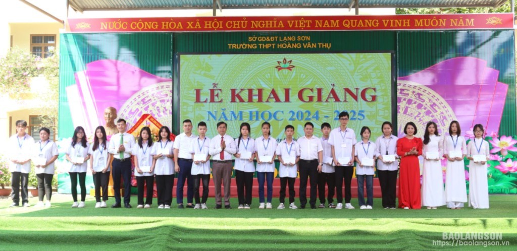 Lãnh đạo Trường THPT Hoàng Văn Thụ và các nhà tài trợ trao học bổng cho các em học sinh tại lễ khai giảng