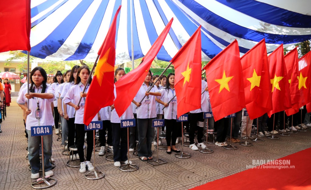 Học sinh trường THPT Hữu Lũng thực hiện nghi lễ chào cờ tại lễ khai giảng năm học mới