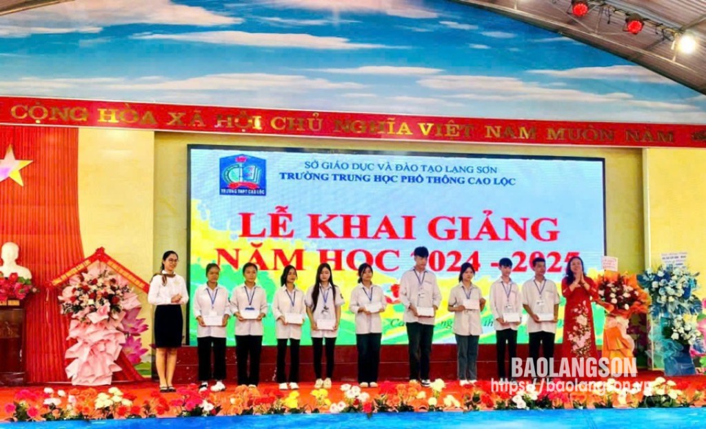  Đại diện Vietcombank Lạng Sơn trao quà cho các em học sinh trường THPT Cao Lộc, huyện Cao Lộc