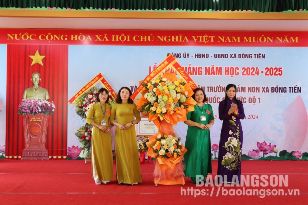 Lãnh đạo huyện Hữu Lũng tặng hoa chúc mừng nhà trường nhân dịp khai giảng năm học mới