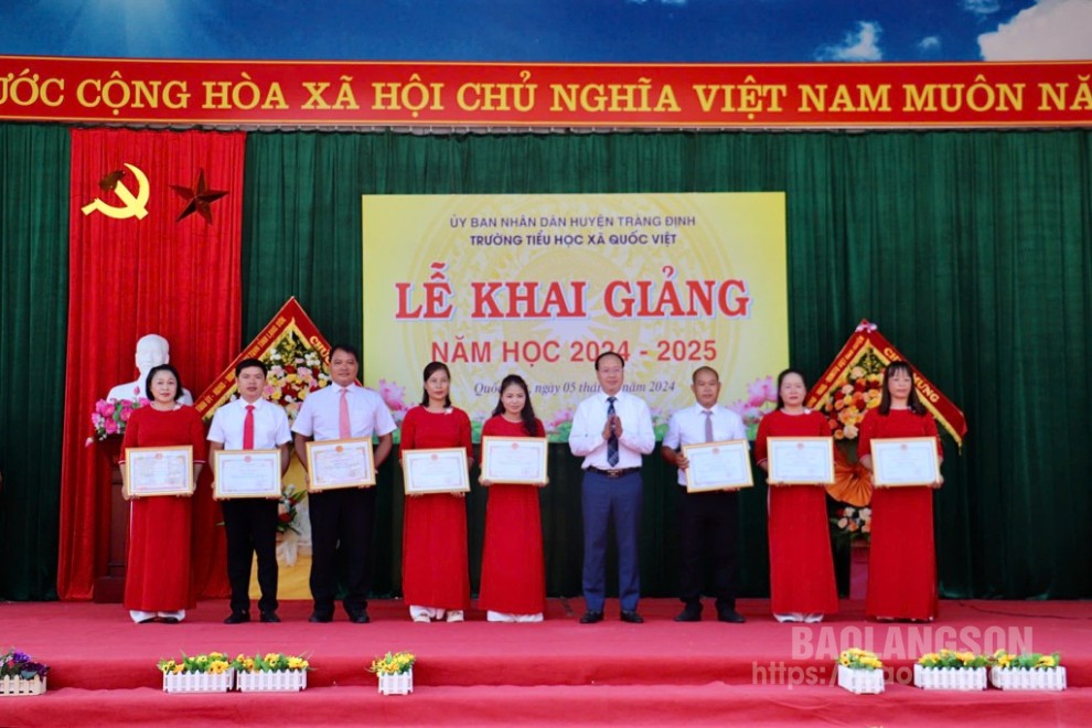 Lãnh đạo UBND huyện Tràng Định tặng giấy khen và danh hiệu thi đua cho các cá nhân có thành tích xuất sắc