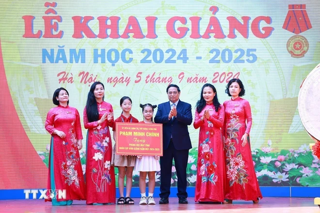 Thủ tướng Phạm Minh Chính trao tặng phòng học máy tính cho học sinh Trường Phổ thông Cơ sở Nguyễn Đình Chiểu Hà Nội. (Ảnh: Dương Giang/TTXVN)