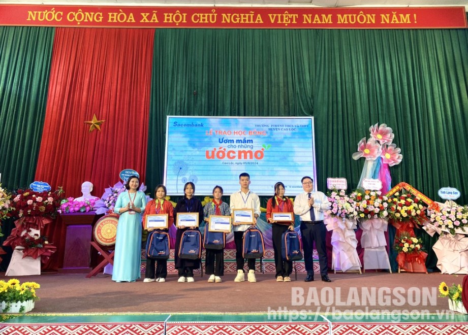 Lãnh đạo Sacombank Lạng Sơn trao học bổng cho các em học sinh trường Phổ thông DTNT THCS & THPT huyện Cao Lộc