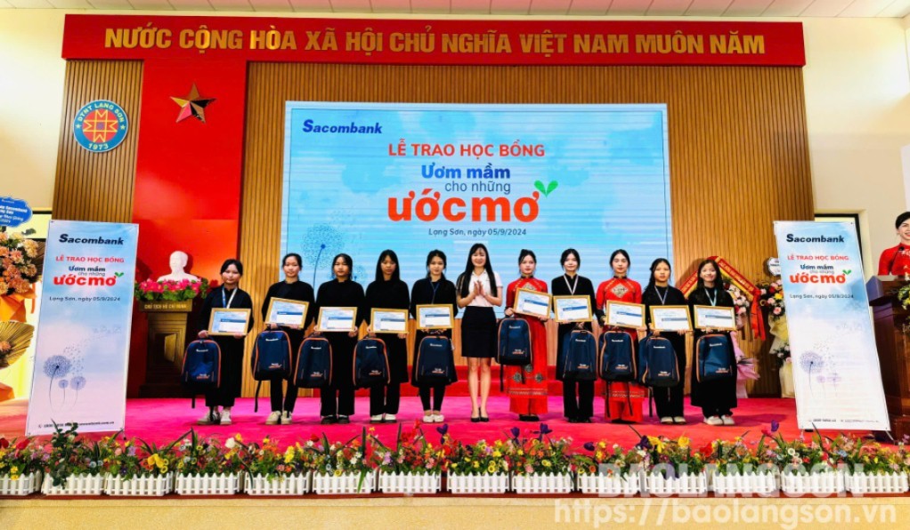 Đại diện Sacombank Lạng Sơn trao học bổng cho các em học sinh trường THPT Dân tộc nội trú tỉnh