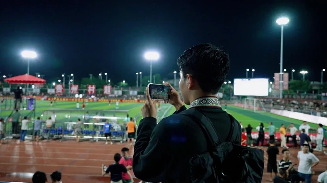 Anh Nguyễn Thiện Khiêm đến xem giải bóng đá “V-league thôn” tại châu Kiềm Đông Nam. (Ảnh: CTV/Vietnam+)