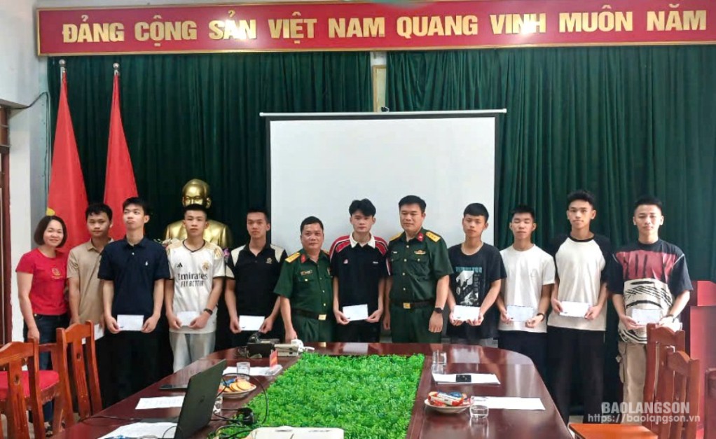 
Ban Tuyển sinh quân sự huyện Văn Quan gặp mặt động viên các thí sinh trúng tuyển các học viện, nhà trường trong quân đội năm 2024.
