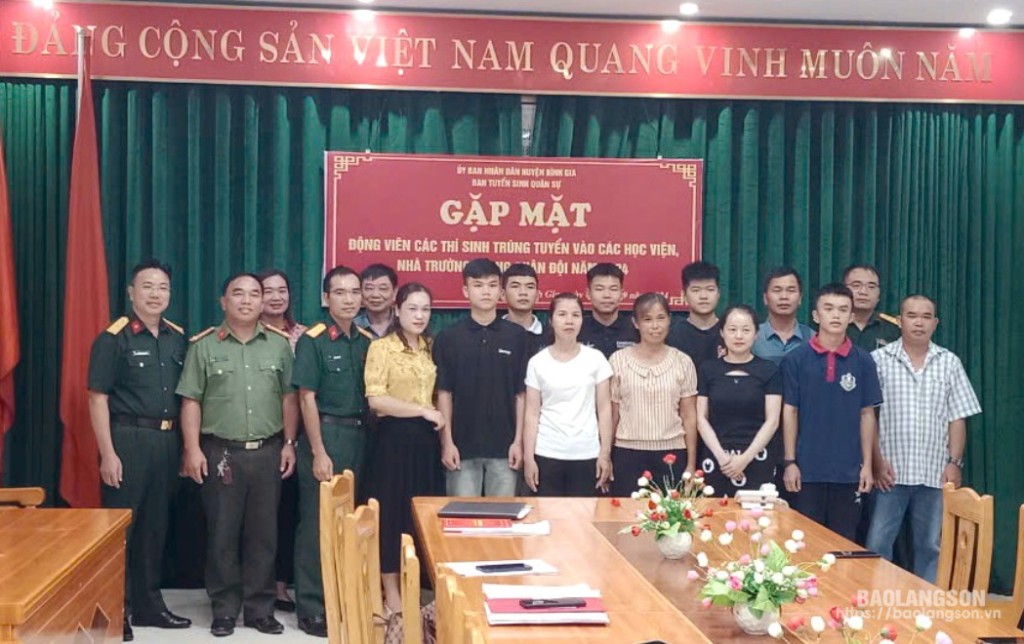 
Ban Tuyển sinh quân sự huyện Bình Gia gặp mặt động viên các thí sinh trúng tuyển các học viện, nhà trường trong quân đội năm 2024.
