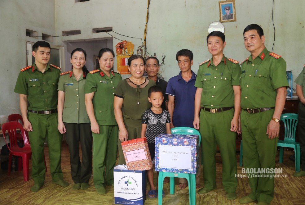 Công an huyện Văn Quan tặng quà cháu Mã Xuân Lộc