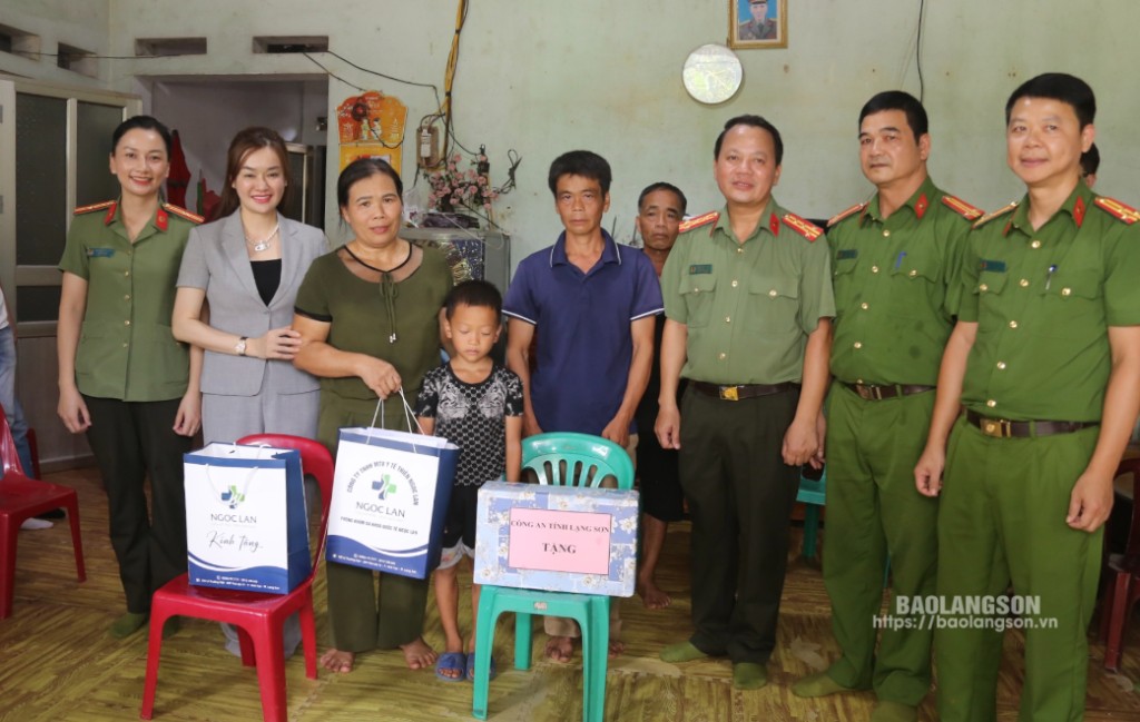 Đoàn công tác Công an tỉnh tặng quà cháu Mã Xuân Lộc