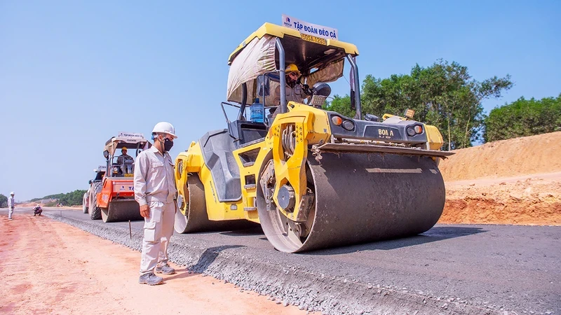 Nhà thầu thi công triển khai thảm bê-tông nhựa mặt đường, dự án đường cao tốc Quảng Ngãi-Hoài Nhơn.