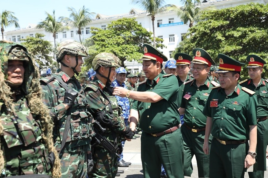 Thượng tướng Huỳnh Chiến Thắng, Ủy viên Trung ương Đảng, Phó tổng Tham mưu trưởng Quân đội nhân dân Việt Nam kiểm tra, động viên các lực lượng tham gia diễn tập CKB-2024. Ảnh: NGỌC THANH 