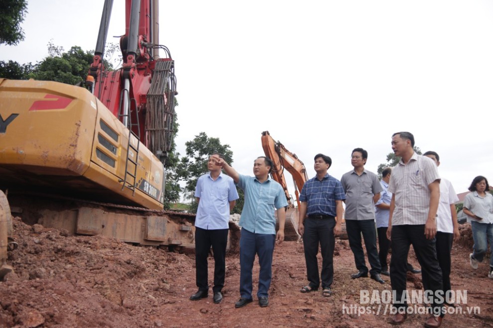 Đồng chí Lương Trọng Quỳnh, Phó Chủ tịch UBND tỉnh cùng đoàn công tác kiểm tra thực tế công tác phòng, chống bão tại công trình xây dựng trên địa bàn xã Đình Lập, huyện Đình Lập