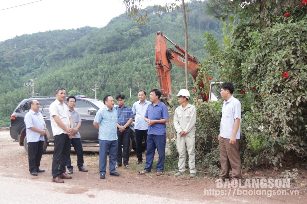 Đồng chí Lương Trọng Quỳnh, Phó Chủ tịch UBND tỉnh cùng đoàn công tác kiểm tra thực tế công tác ứng phó bão số 3 tại vị trí xây dựng công trình trên địa bàn xã Châu Sơn, huyện Đình Lập