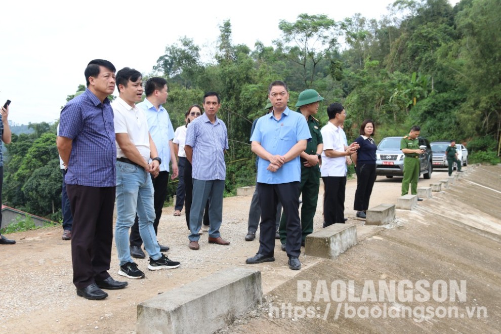 Đồng chí Đoàn Thanh Sơn, Phó Chủ tịch UBND tỉnh kiểm tra đập chứa nước tại xã An Sơn, huyện Văn Quan