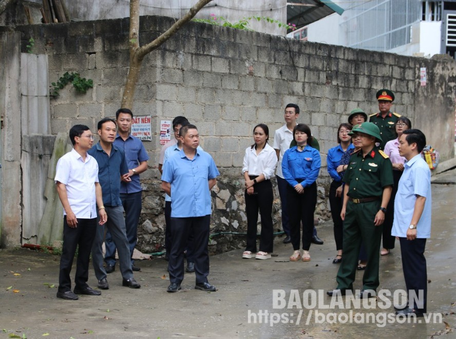 Đồng chí Đoàn Thanh Sơn, Phó Chủ tịch UBND tỉnh kiểm tra địa điểm có nguy cơ ngập úng tại thị trấn Na Sầm, huyện Văn Lãng