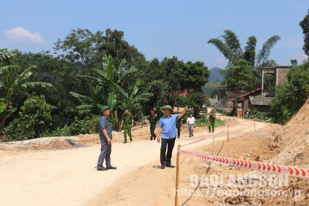 Đồng chí Đoàn Thanh Sơn, Phó Chủ tịch UBND tỉnh kiểm tra điểm sạt lở tại xã Kim Đồng, huyện Tràng Định