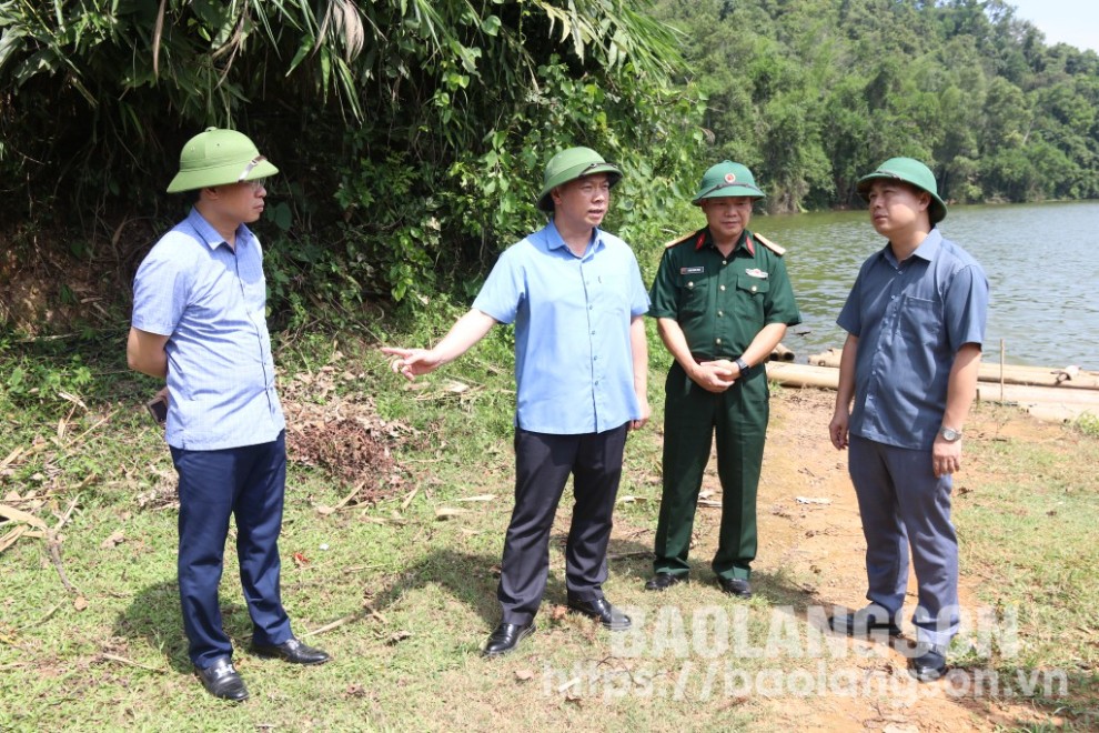 Đồng chí Đoàn Thanh Sơn, Phó Chủ tịch UBND tỉnh kiểm tra tại hồ Nà Chào, xã Đại Đồng, huyện Tràng Định