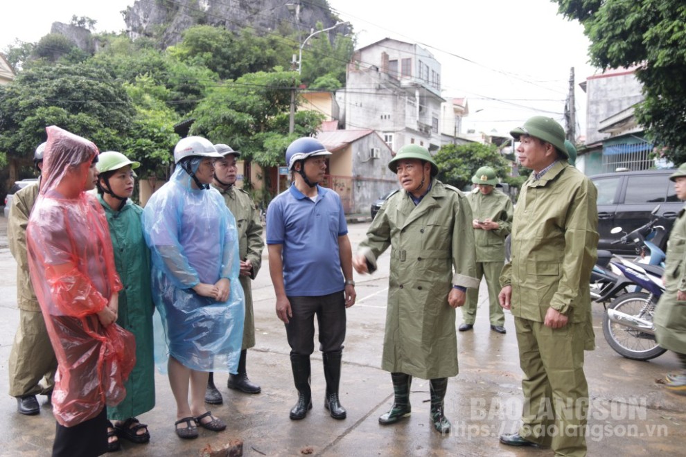 Đồng chí Hồ Tiến Thiệu, Phó Bí thư Tỉnh ủy, Chủ tịch UBND tỉnh cùng đoàn công tác kiểm tra thực tế tại điểm nguy cơ ngập úng trên địa bàn phường Tam Thanh, thành phố Lạng Sơn