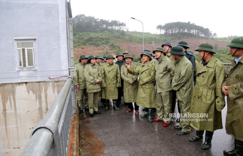 Đồng chí Bí thư Tỉnh ủy chỉ đạo trực huyện Lộc Bình triển khai công tác ứng phó cơn bão số 3  trực tiếp tại hiện trường kiểm tra