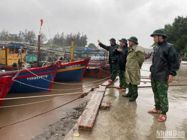 Lực lượng Bộ đội Biên phòng tỉnh Thái Bình thị sát tại khu neo đậu tàu thuyền xã Nam Thịnh, huyện Tiền Hải. (Ảnh chụp lúc 9 giờ sáng 7/9)