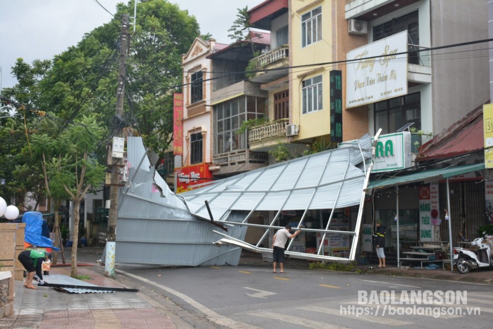 Giông lốc gây tốc mái tôn nhà người dân trên địa bàn thành phố Lạng Sơn