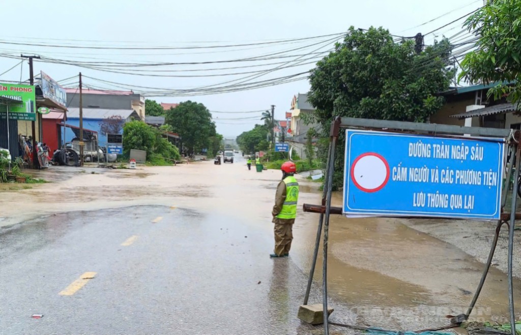 Đơn vị quản lý đường bộ thực hiện đặt biển cảnh báo khu vực ngập sâu tại km 19 quốc lộ 4B