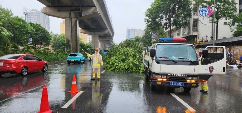 Cảnh sát giao thông thành phố Hà Nội bảo đảm an toàn giao thông trong bão.