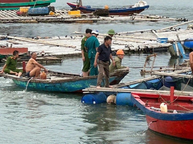 Công an thị xã Cửa Lò (Nghệ An) kiểm tra và giúp ngư dân neo đậu, chằng buộc tàu, thuyền an toàn.