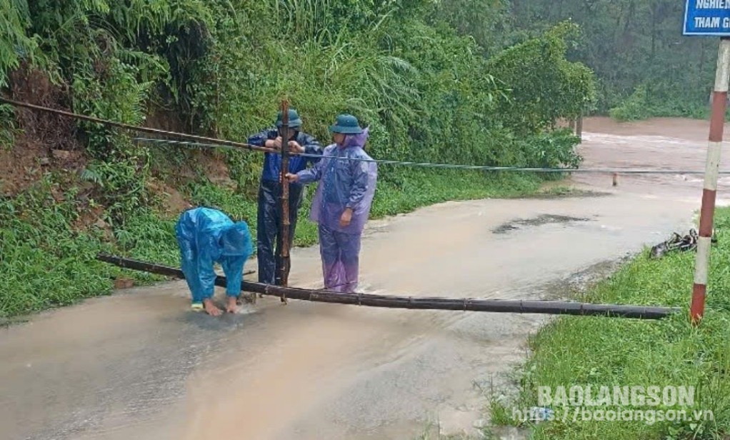 Mưa lớn làm ngập úng khu vực ngầm đi lại trên địa bàn huyện Đình Lập