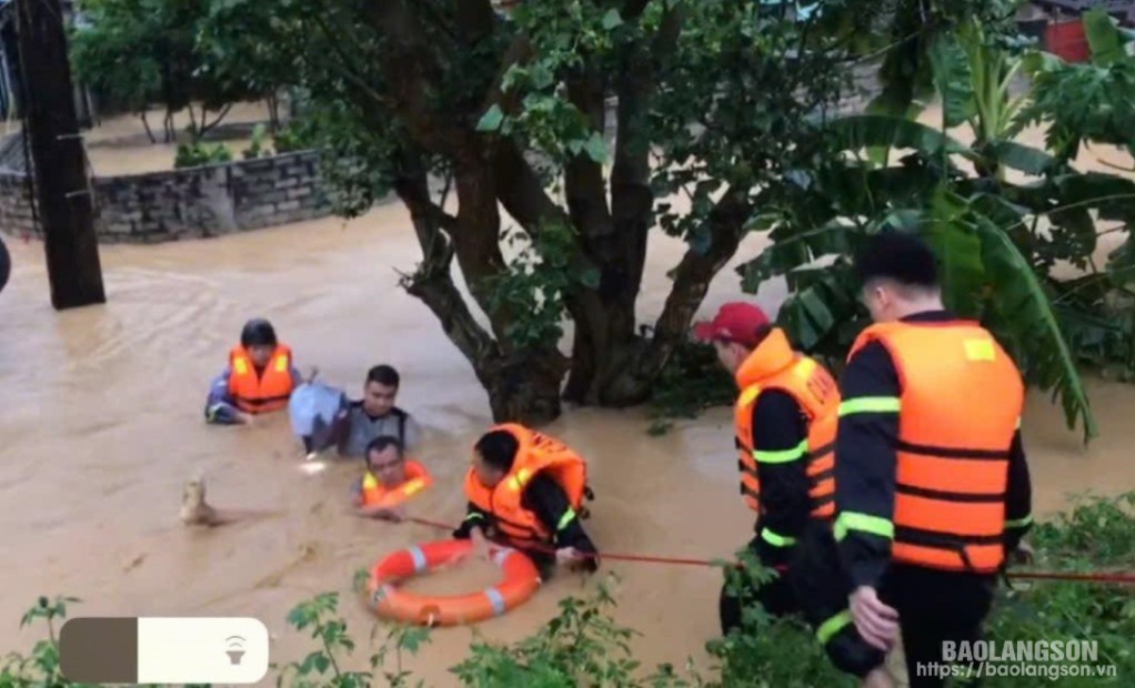 
Lực lượng chức năng giải cứu người dân thị trấn Đồng Mỏ ra khỏi khu vực ngập lụt
