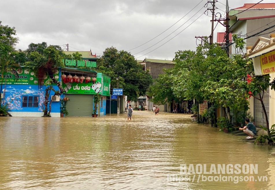 Ngập lụt khu vực ngã 3 đường Tam Thanh - Tô Thị, thành phố Lạng Sơn