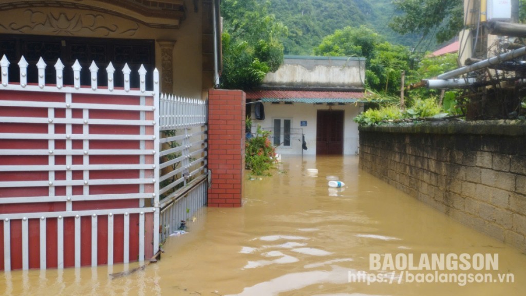 Ngập lụt tại khu Hoà Bình 2, thị trấn Đồng Mỏ, huyện Chi Lăng