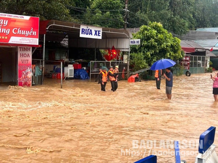 Ngập lụt tại khu vực ngã 3 đường 279, thị trấn Bình Gia, huyện Bình Gia khiến người dân di chuyển khó khăn