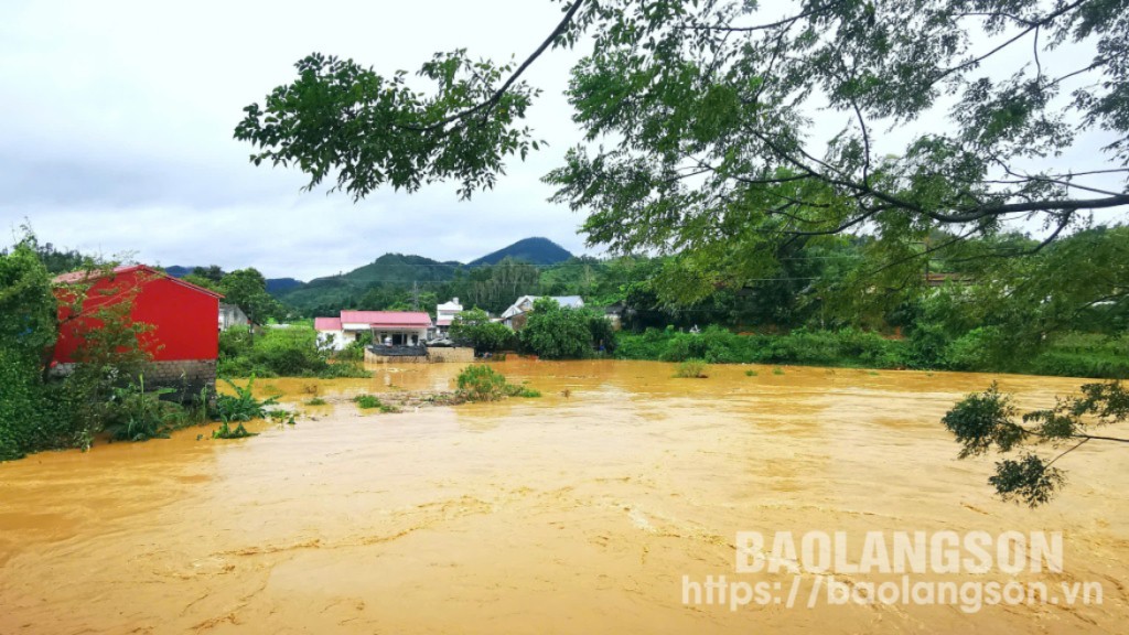 Nhiều hộ dân tại xã Quảng Lạc, thành phố Lạng Sơn bị ngập úng, cô lập do nước suối tràn vào