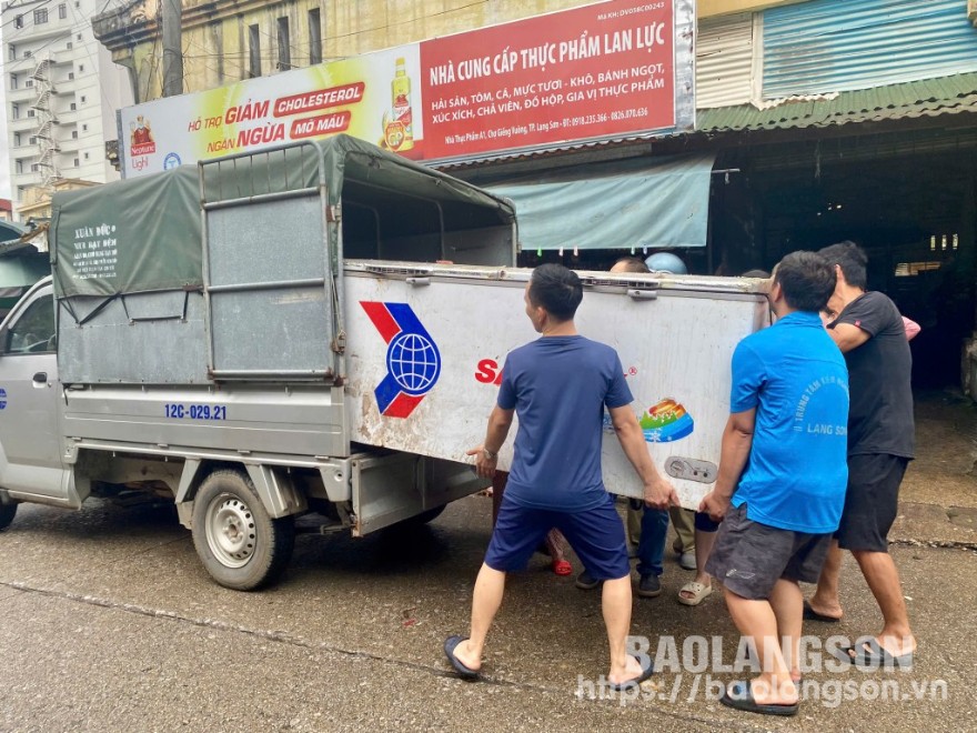 
Hộ kinh doanh tại chợ Giếng Vuông di dời tài sản ra khỏi chợ
