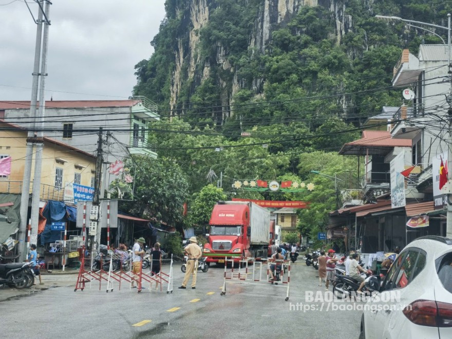 Lực lượng chức năng bố trí rào chắn, không cho các phương tiện qua lại để đảm bảo an toàn