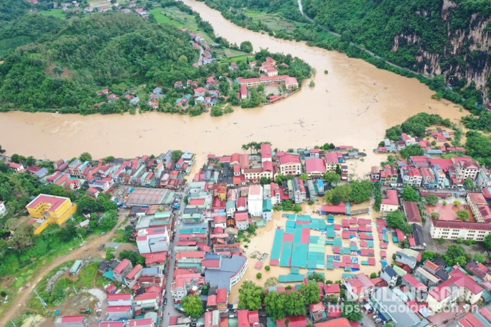 Nước sông khu vực thị trấn Na Sầm, huyện Văn Lãng dâng cao