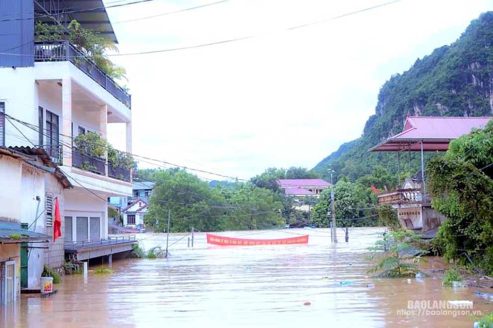 Cầu Na Sầm, huyện Văn Lãng ngập trong biển nước