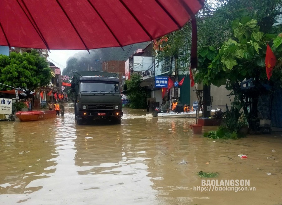 Mưa lớn gây ngập úng tuyến đường trên địa bàn thị trấn Na Sầm