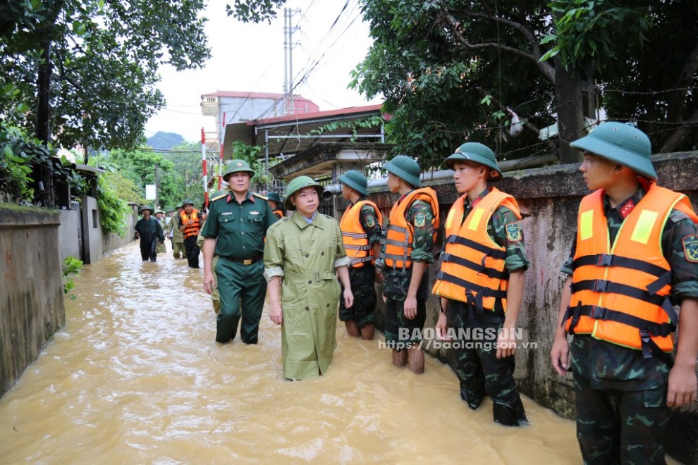 Đồng chí Đoàn Thanh Sơn, Phó Chủ tịch UBND tỉnh kiểm tra công tác ứng cứu, di dời người dân tại khu vực bị ngập lụt tại thị trấn Đồng Mỏ (huyện Chi Lăng)