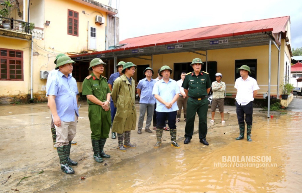 Đồng chí Đoàn Thanh Sơn, Phó Chủ tịch UBND tỉnh và các thành viên Đoàn công tác kiểm tra công tác ứng phó, khắc phục ngập lụt tại thị trấn Na Sầm (huyện Văn Lãng)