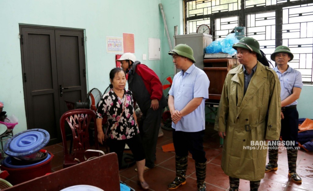 Đồng chí Đoàn Thanh Sơn, Phó Chủ tịch UBND tỉnh kiểm tra việc bố trí khu vực trú tránh cho người dân tại thị trấn Na Sầm, huyện Văn Lãng