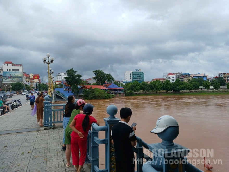 Mực nước sông Kỳ Cùng đoạn qua thành phố Lạng Sơn dâng cao khiến nhiều người hiếu kỳ theo dõi