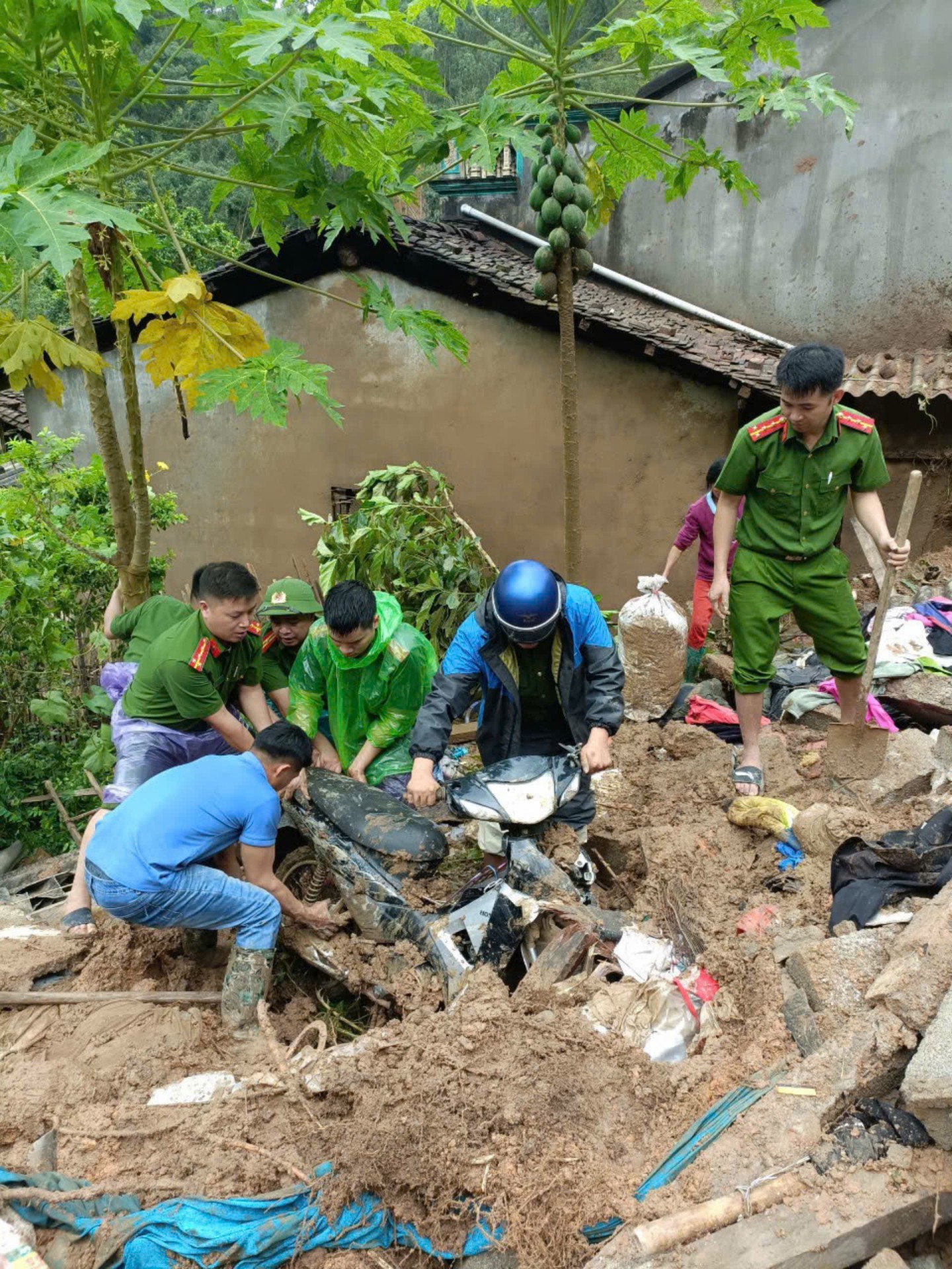 Lực lượng công an huyện Chi Lăng hỗ trợ cứu người và tài sản của các hộ dân bị sập nhà 