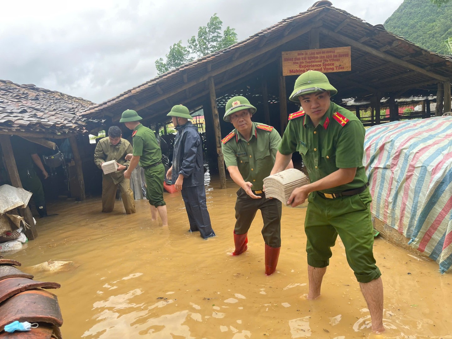 Tại huyện Bắc Sơn, ngập lụt cũng đã gây ảnh hưởng đến nhiều hộ gia đình và các cơ sở sản xuất, gây thiệt hại về tài sản (trong ảnh, lực lượng chức năng đang hỗ trợ di chuyển tài sản tại cơ sở sản xuất ngói âm dương, xã Bắc Quỳnh)