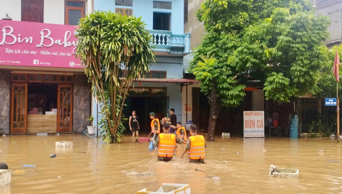 Cán bộ, chiến sĩ quân đội hỗ trợ đưa thực phẩm cho người dân trong vùng ngập lụt tại thị trấn Na Sầm, huyện Văn Lãng